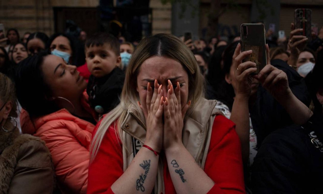 Mulher se emociona durante a procissão de Páscoa da irmandade "Cristo de los Gitanos" (Cristo dos Ciganos) em Granada, Espanha Foto: JORGE GUERRERO / AFP