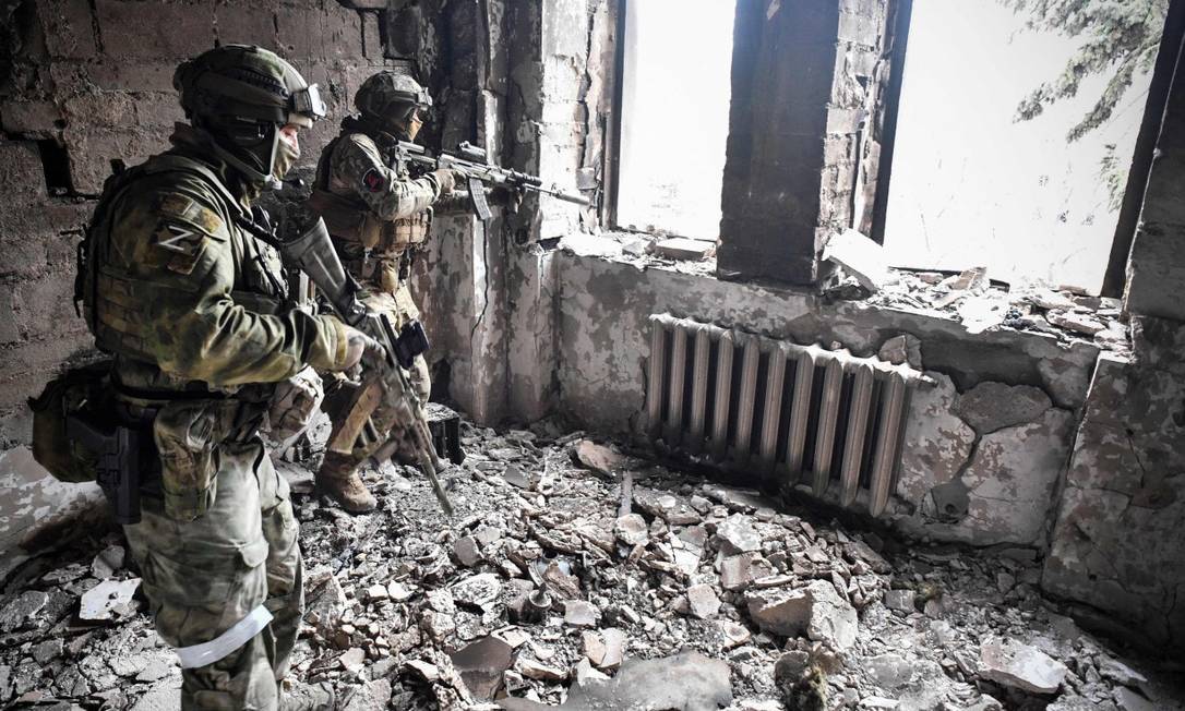 Soldados russos fazem patrulha em teatro de Mariupol, na Ucrânia Foto: ALEXANDER NEMENOV / AFP