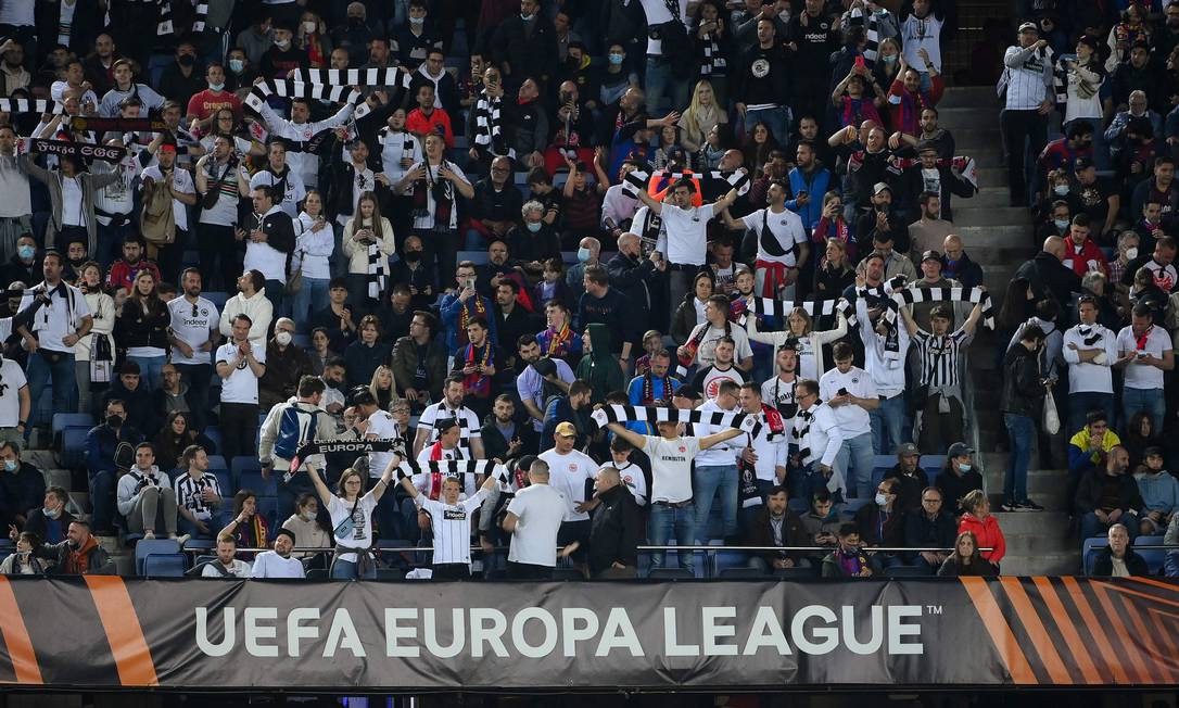 Presença excessiva de torcedores do Frankfurt chamou a atenção na Liga Europa Foto: LLUIS GENE / AFP