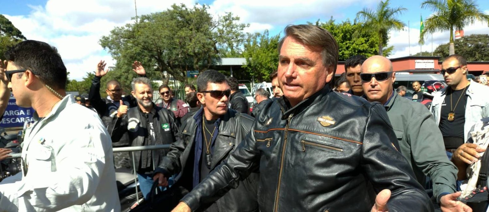Bolsonaro chega para participar de motociata Foto: Agência O Globo / Maria Isabel Oliveira