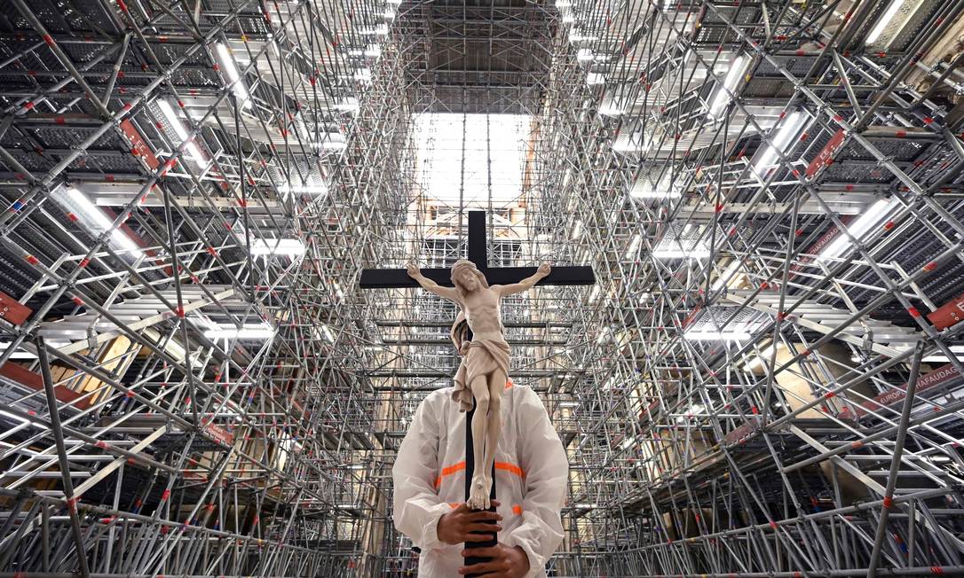 Sarcófago encontrado após incêndio na catedral de Notre-Dame será