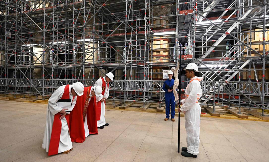 Sarcófago encontrado após incêndio na catedral de Notre-Dame será