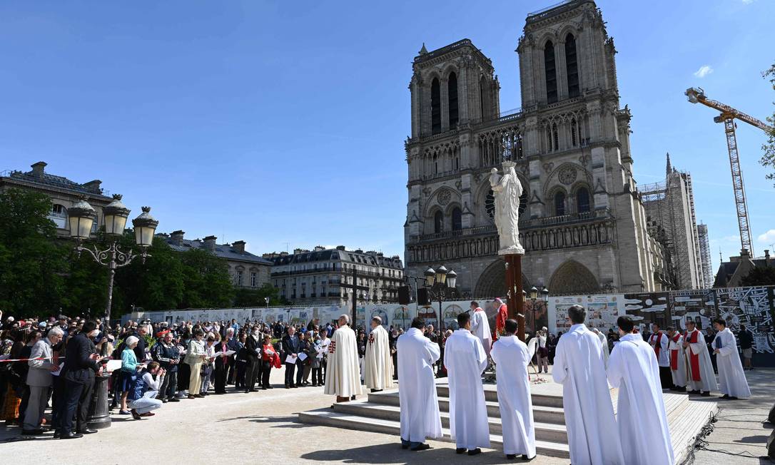 Sarcófago encontrado após incêndio na catedral de Notre-Dame será