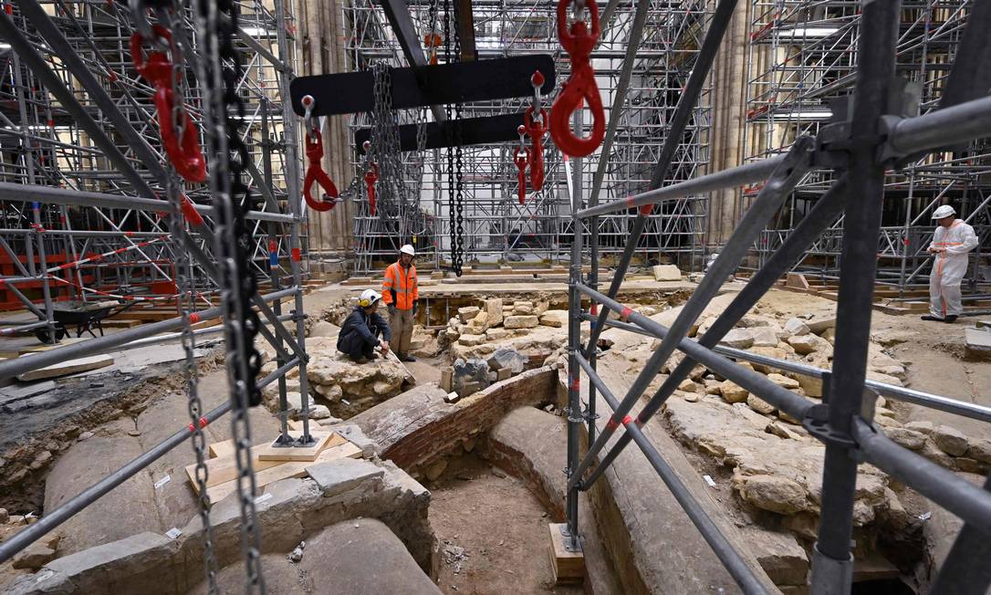 Sarcófago encontrado após incêndio na catedral de Notre-Dame será