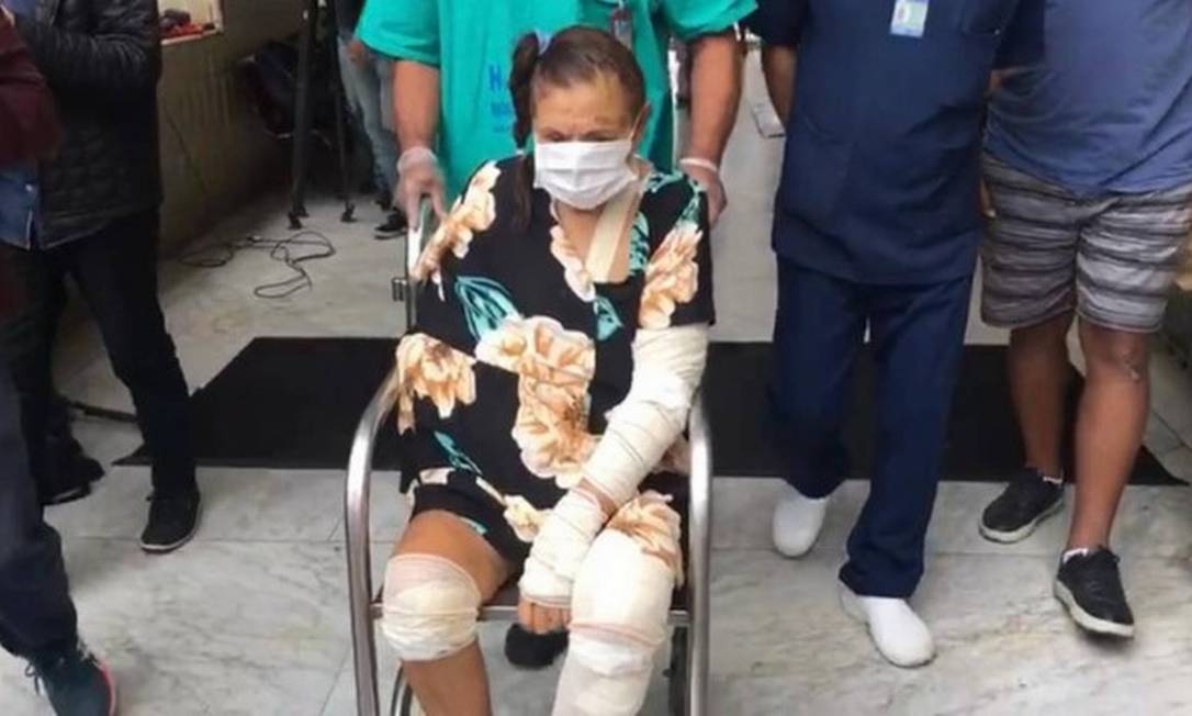 Dona Eci deixa o Hospital Getúlio Vargas, na Penha Foto: Reprodução