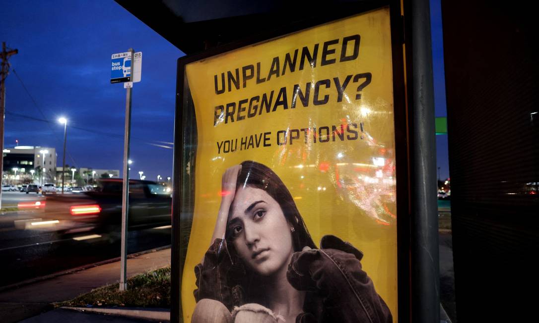 Cartaz em ponto de ônibus oferecendo serviço de aborto em Oklahoma City, Oklahoma, Foto: EVELYN HOCKSTEIN / REUTERS 7-12-21