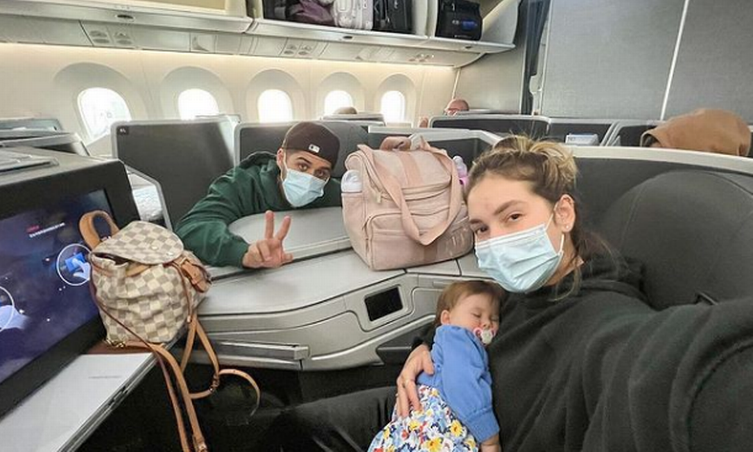 Virgínia Fonseca e a família em voo para o Brasil Foto: Reprodução / O GLOBO