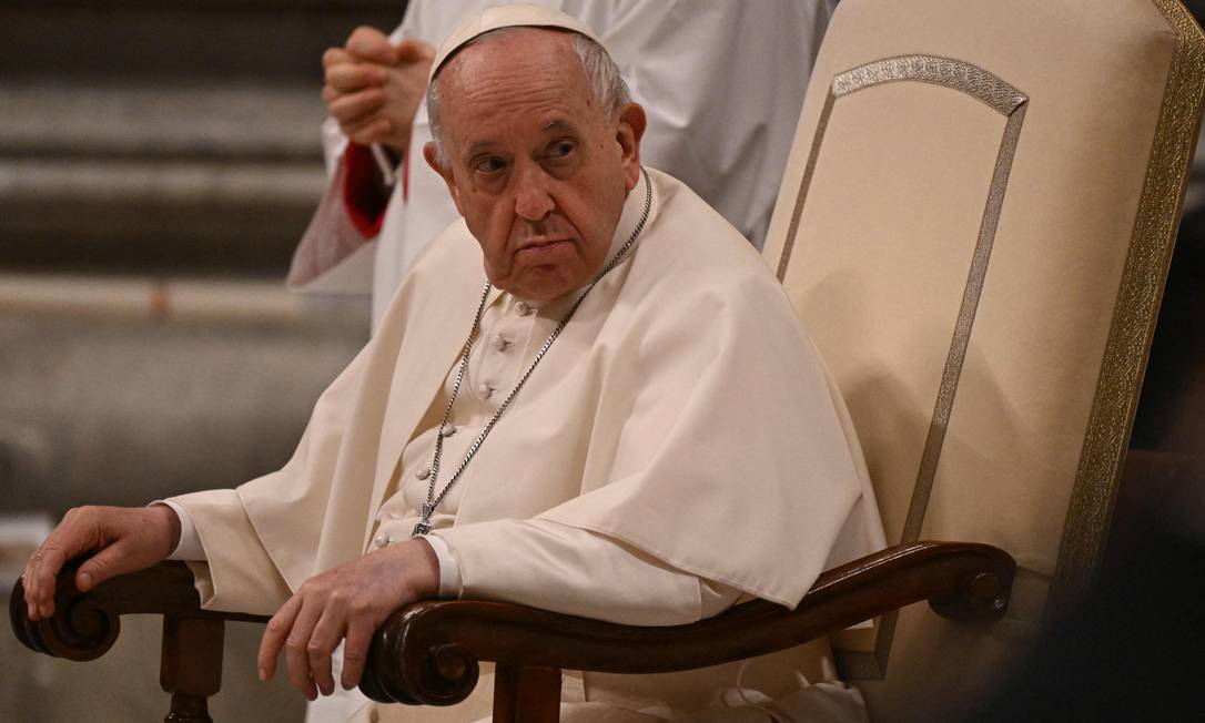 Francisco participa de uma vigília de Páscoa neste sábado, no Vaticano Foto: TIZIANA FABI / AFP