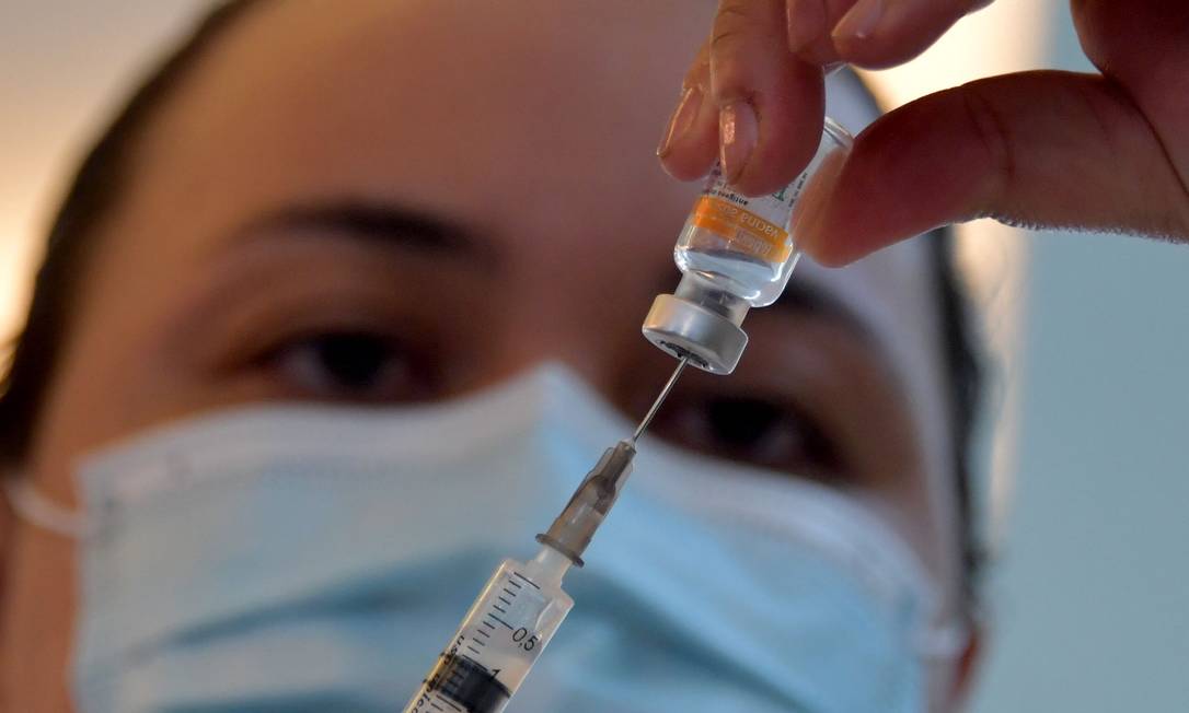CoronaVac é única vacina em utilização no país que só tem autorização de uso emergencial Foto: NELSON ALMEIDA / AFP