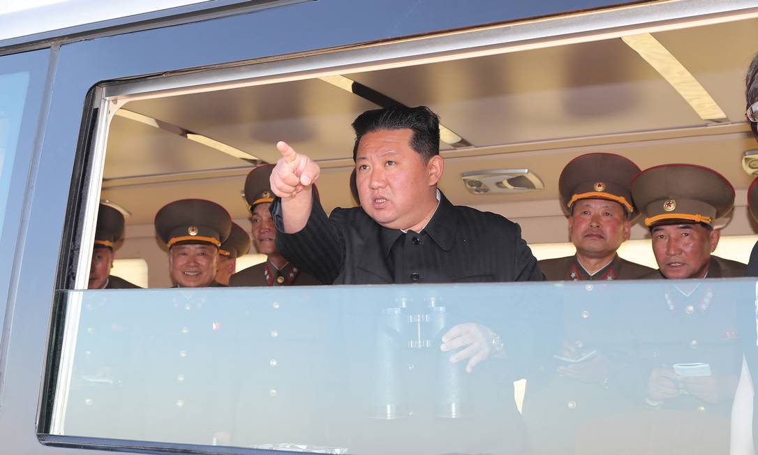 O líder norte-coreano, Kim Jong-un, acompanha o teste de um novo armamento para melhorar poderio nuclear do país Foto: KCNA / via REUTERS