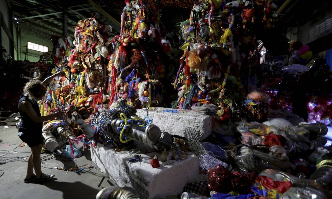 No desfile da Grande Rio, lixo será matéria-prima de obra contemporânea. Foto: Domingos Peixoto / Agência O Globo