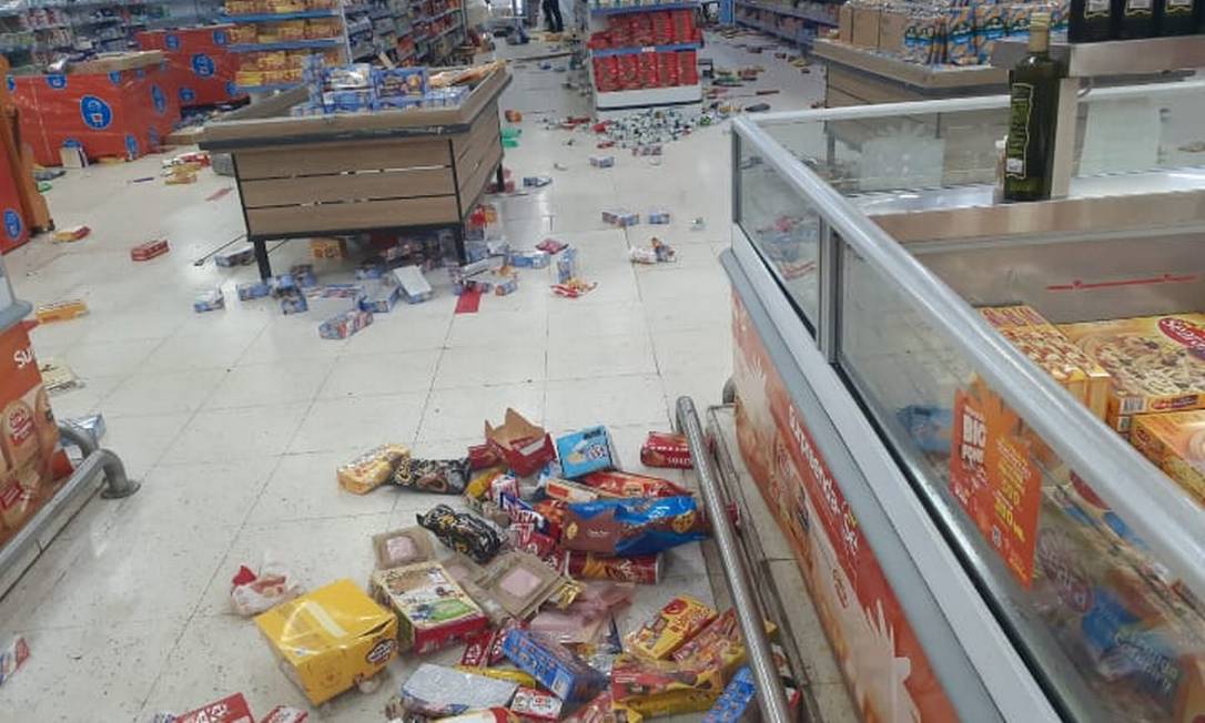 Relatos de saque no supermercado Intercontinental, na Praça de Inhaúma. Foto: Reprodução/Redes sociais Foto: Agência O Globo