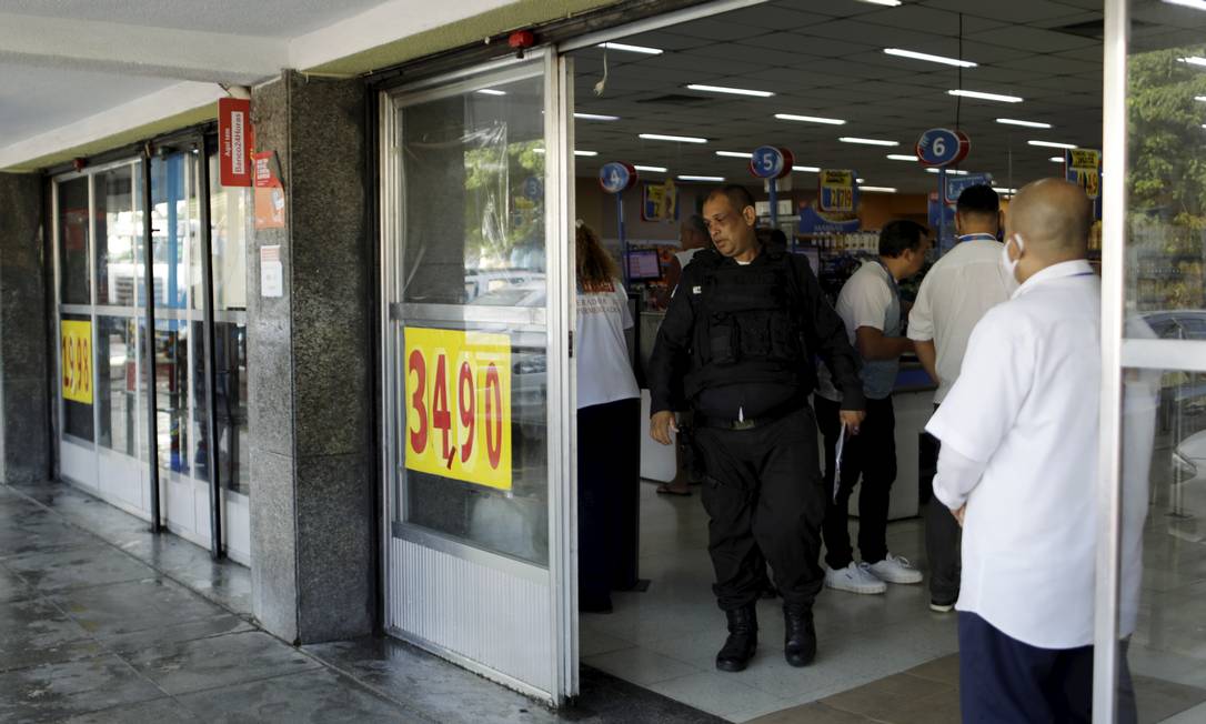 Policiais no Supermercado Inter de Inhaúma saqueado nesse sábado. No dia seguinte o supermercado já estava funcionando Foto: Gabriel de Paiva / Agência O Globo