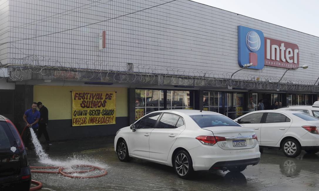 Supermercado Inter de Inhaúma foi saqueado. No dia seguinte o supermercado já estava funcionando. Foto de Gabriel de Paiva/ Agência O globo Foto: Gabriel de Paiva / Agência O Globo