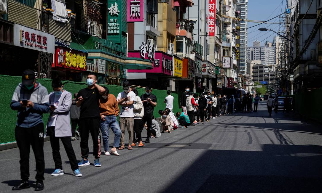 Dezenas de moradores de Xangai fazem fila para realizar testes de Covid-19: combate rigoroso à pandemia Foto: ALY SONG / REUTERS