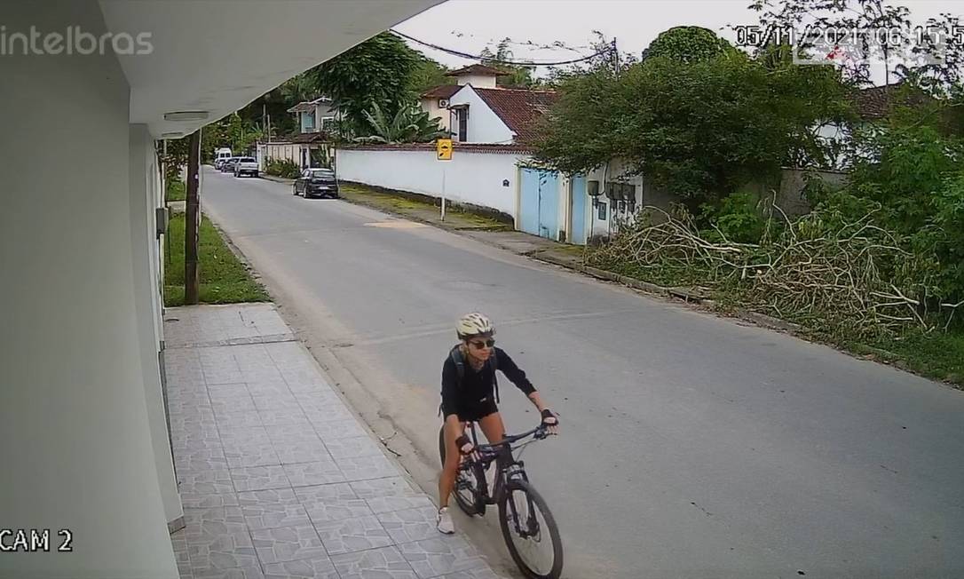 As imagens de câmeras de segurança mostram a agente de turismo Vivian deixando com bicicleta apartamento que dividia com Thalissa Foto: Reprodução