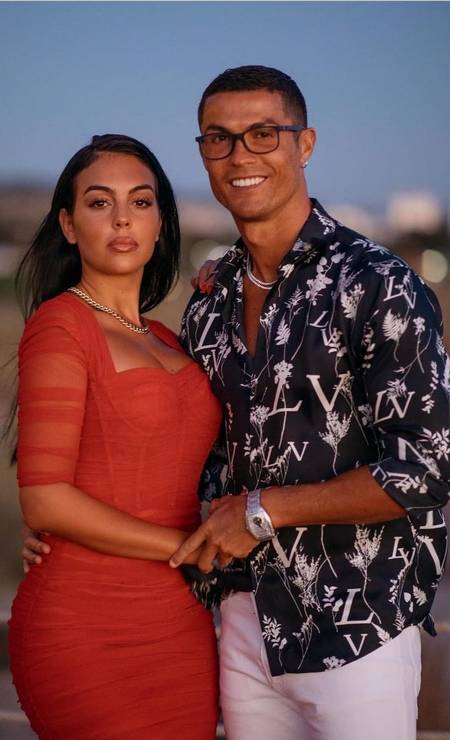 Georgina Rodriguez e Cristiano Ronaldo na foto que ela postou em agosto de 2020, com a legenda "sim!", levantando suspeitas de que teriam ficado noivos Foto: reprodução/22.08.2020