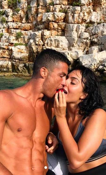 Cristiano Ronaldo e Georgina Rodriguez passando férias na Grécia, em julho de 2018 Foto: reprodução / instagram