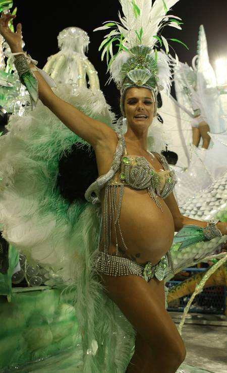 Fernanda Lima desfilou grávida de gêmeos, em 2008, pela Grande Rio Foto: Marcelo Theobald / Agência O Globo - 05/02/2007