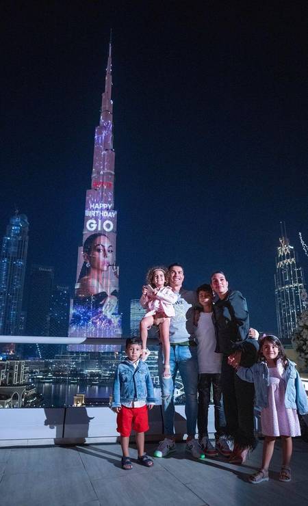 A viagem em família a Dubai foi o cenário da comemoração de 28 anos de Georgina, que ganhou de Cristiano Ronaldo uma festa com direito a projeção num arranha céu Foto: reprodução/ instagram/ 27.01.2022