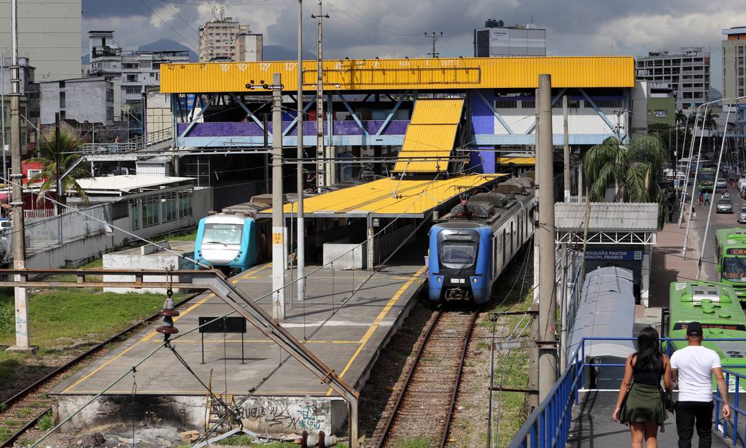 Trens e passageiros na estação de Duque de Caxias Foto: Lucas Tavares / Agência O Globo