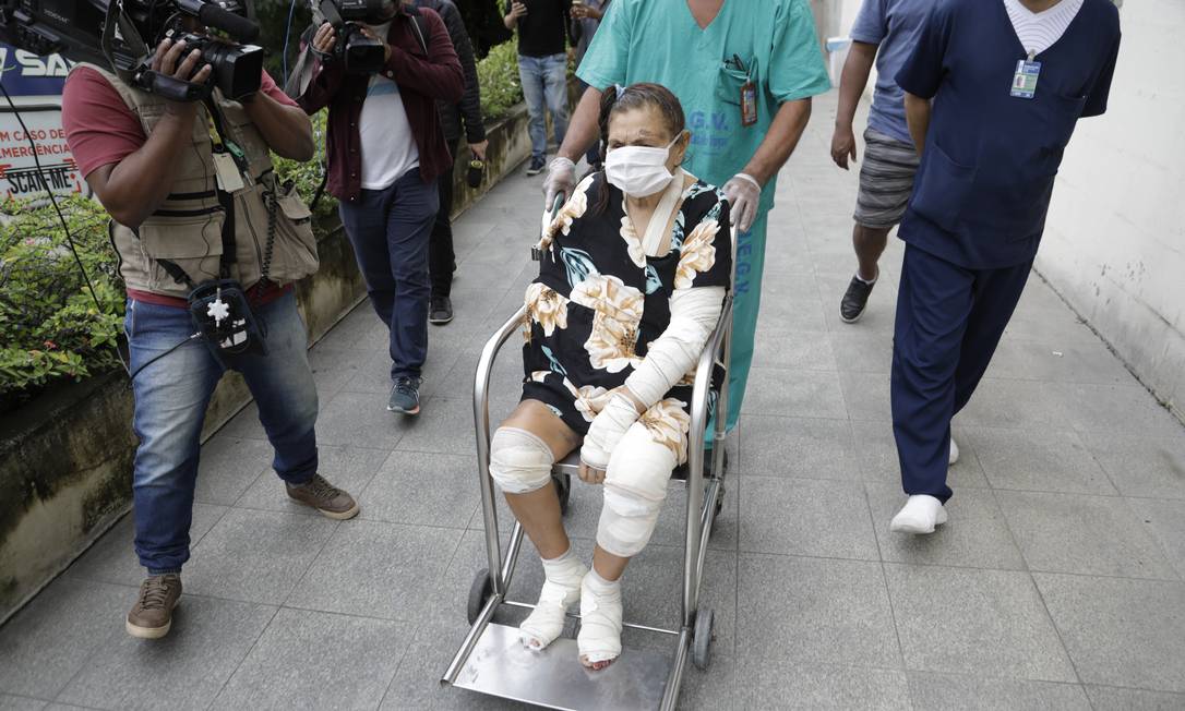 RI Rio de Janeiro (RJ) 15/04/2022 - A aposenta Eci Monteiro deixa o hospital Getúlio Vargas, na Penha. Ela foi arrastada por bandidos em um assalto ao carro do filho. Foto de Gabriel de Paiva/ Agência O Globo Foto: Gabriel de Paiva / Agência O Globo