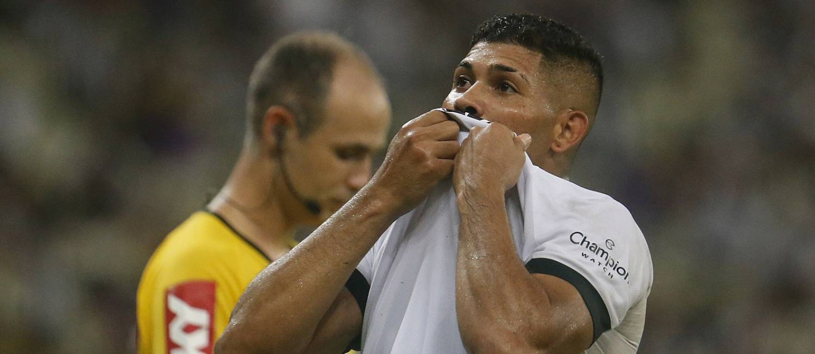 Erison beija o escudo do Botafogo em comemoração de gol contra o Ceará Foto: Vitor Silva