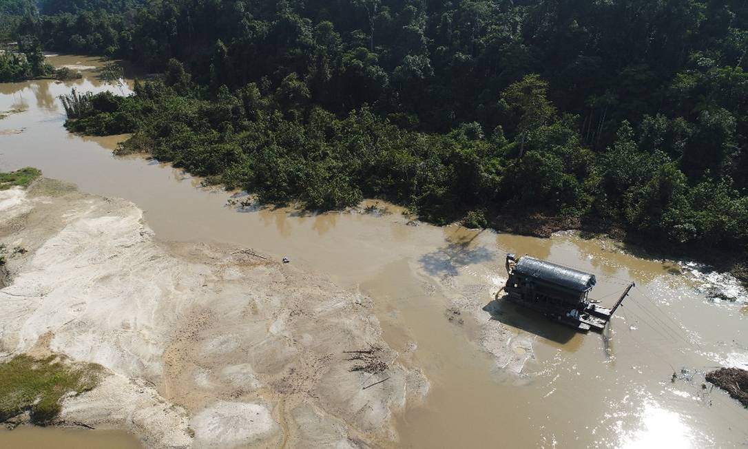 Garimpo ilegal na região do Parima, na terra indígena Yanomami, às margens do rio Uraricuera, no município de Alto Alegre, em Roraima Foto: Divulgação