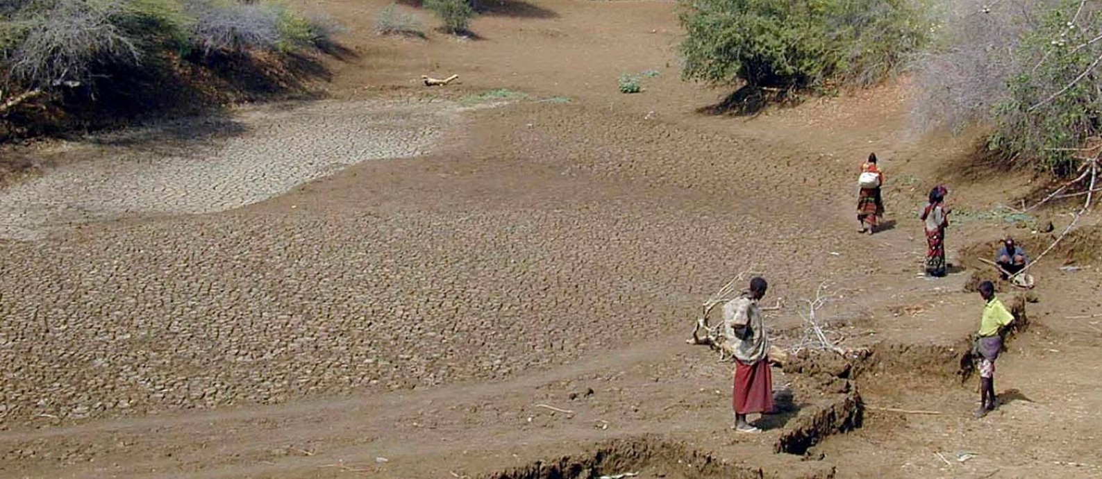 Somalis procuram água em um lago seco Foto: Laura Melo / AFP
