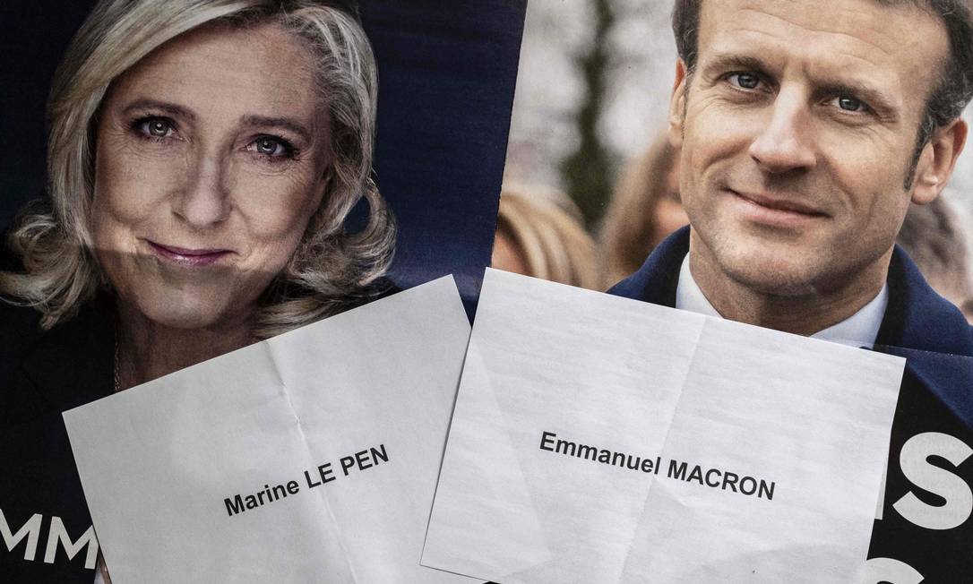 Panfletos de Marine Le Pen e Emmanuel Macron, candidatos à Presidência da França Foto: CHARLY TRIBALLEAU / AFP