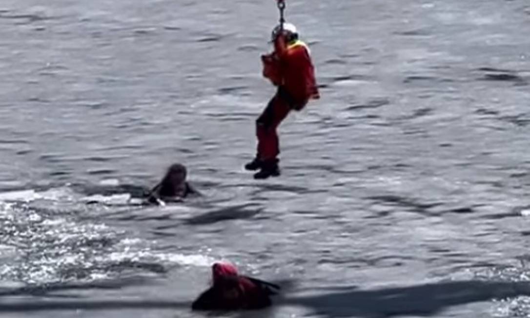 Bombeiros resgatam pessoas que caíram em lago congelado Foto: Reprodução