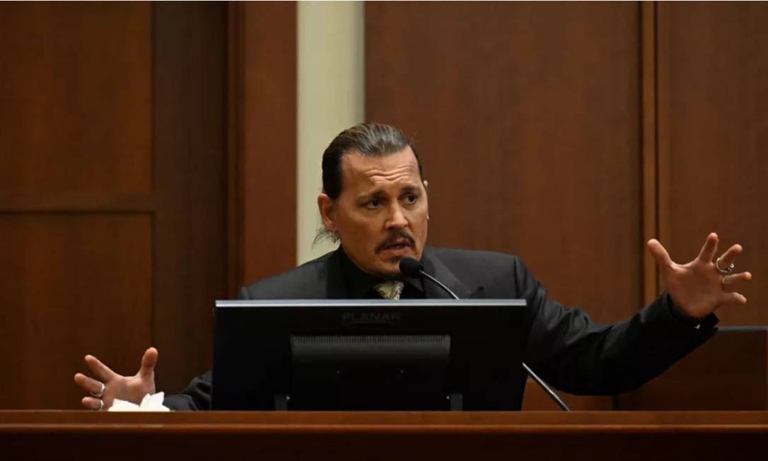 Johnny Depp depõe em julgamento Foto: Jim Watson/Pool / Reuters