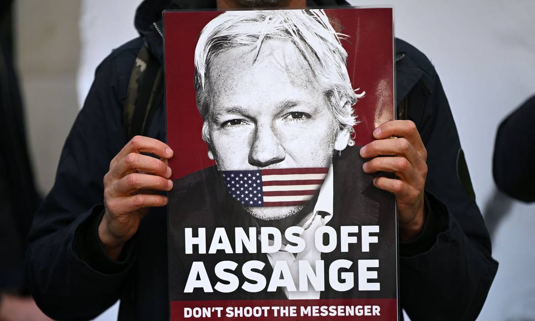Manifestante segura cartaz pedindo libertação de Julian Assange do lado de fora do Tribunal de Magistrados de Westminster, em Londres, em 20 de abril de 2022 Foto: JUSTIN TALLIS / AFP