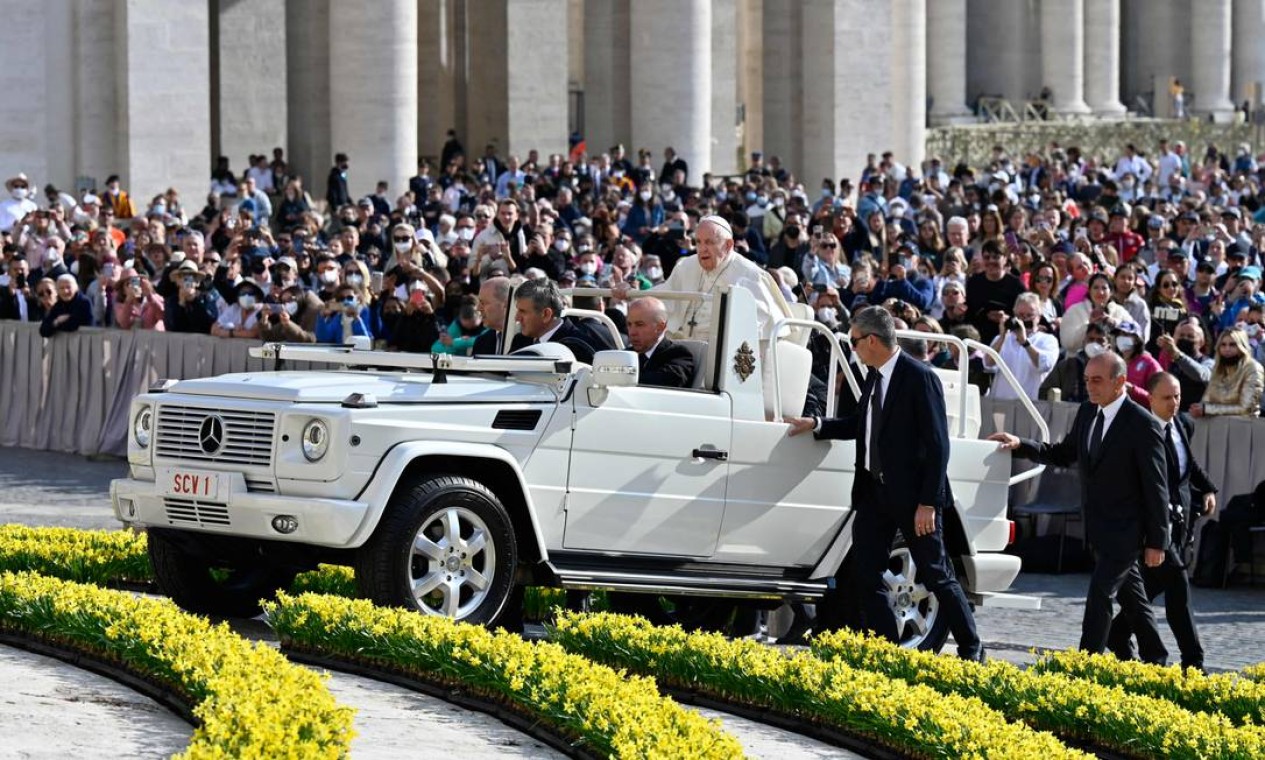Papa Francisco chega para a audiência geral semanal na Basílica de São Pedro, no Vaticano Foto: ALBERTO PIZZOLI / AFP