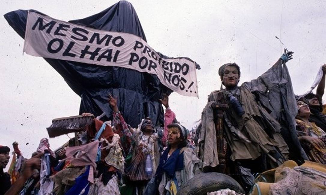 Desfile da Beija-Flor de 1989 leva Cristo coberto para a Avenida: 'Ratos e urubus, larguem minha fantasia' Foto: Sebastião Marinho / Agência O Globo