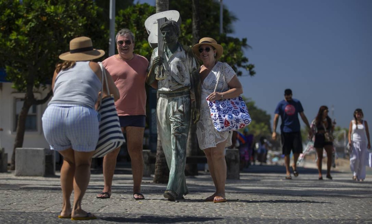 Milze de Paula e Maria Antonieta Meneguetti, de Campo Grande (MS), tiram fotos na estátua de Tom Jobim, no Arpoador, em Ipanema Foto: Marcia Foletto / Agência O Globo