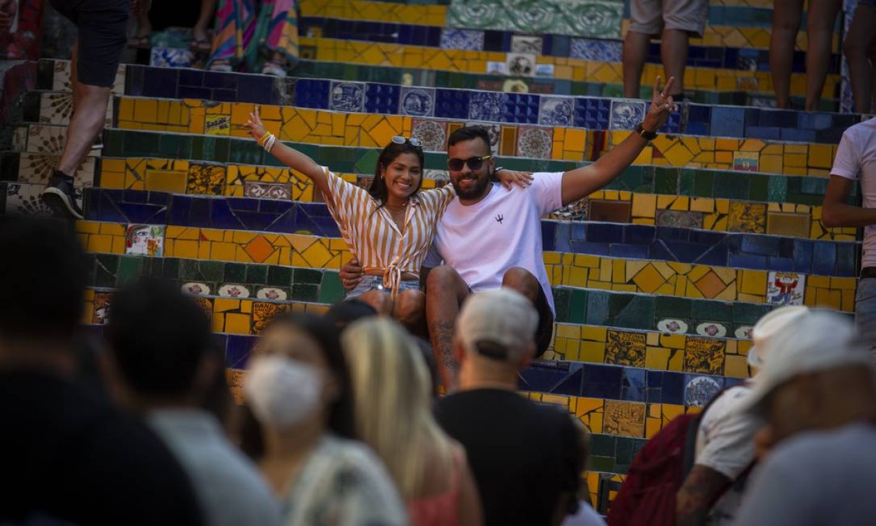 Turistas na Escadaria Selaron, na Lapa, o ponto turístico que também costuma ser ponto de encontro de foliões Foto: Marcia Foletto / Agência O Globo