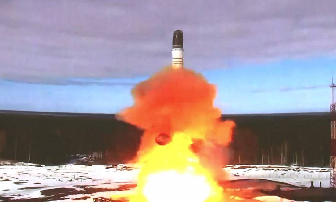Captura de tela de vídeo mostrando lançamento do novo míssil intercontinental Sarmat pela Rússia Foto: Reprodução / Ministério da Defesa da Rússia / via AFP