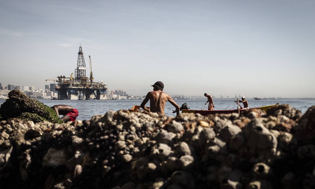 Plataforma de extração de petróleo junto à orla de Niterói Foto: Marcio Menasce