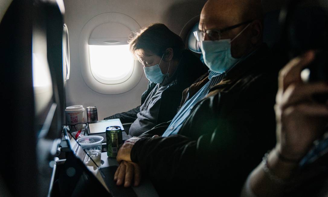 Obrigatoriedade do uso de máscaras gerou frustração entre comissários de bordo e pilotos Foto: GABRIELA BASKHAR / NYT