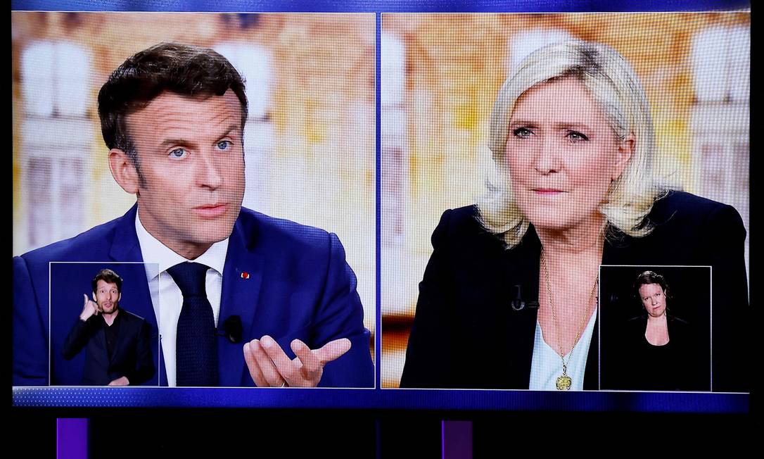 Macron e Le Pen durante debate na TV, antes do segundo turno da eleição à Presidência, no próximo domingo Foto: LUDOVIC MARIN / AFP