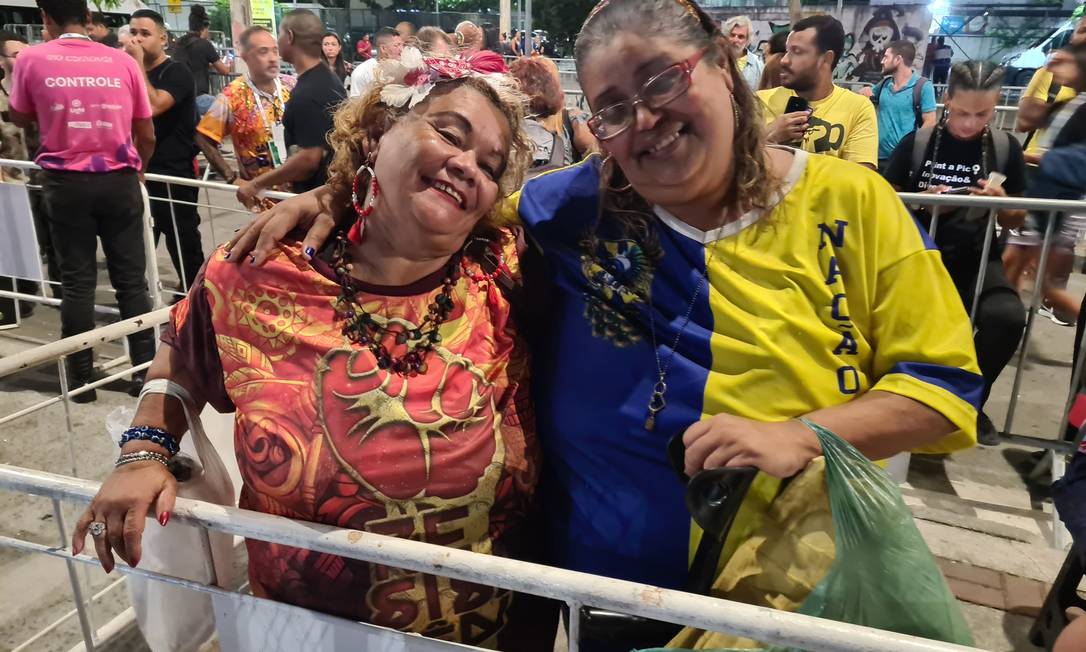 Amigas de Sapucaí: Ruth e Márcia chegaram cedo para serem as primeiras a entrar no Sambódromo Foto: o Globo
