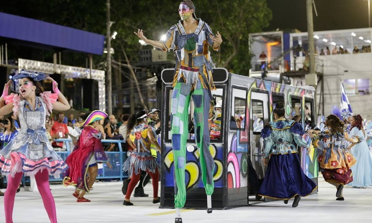 A Em Cima da Hora abre o carnaval do Rio no Sambódromo Foto: Roberto Moreyra/ Agência O Globo