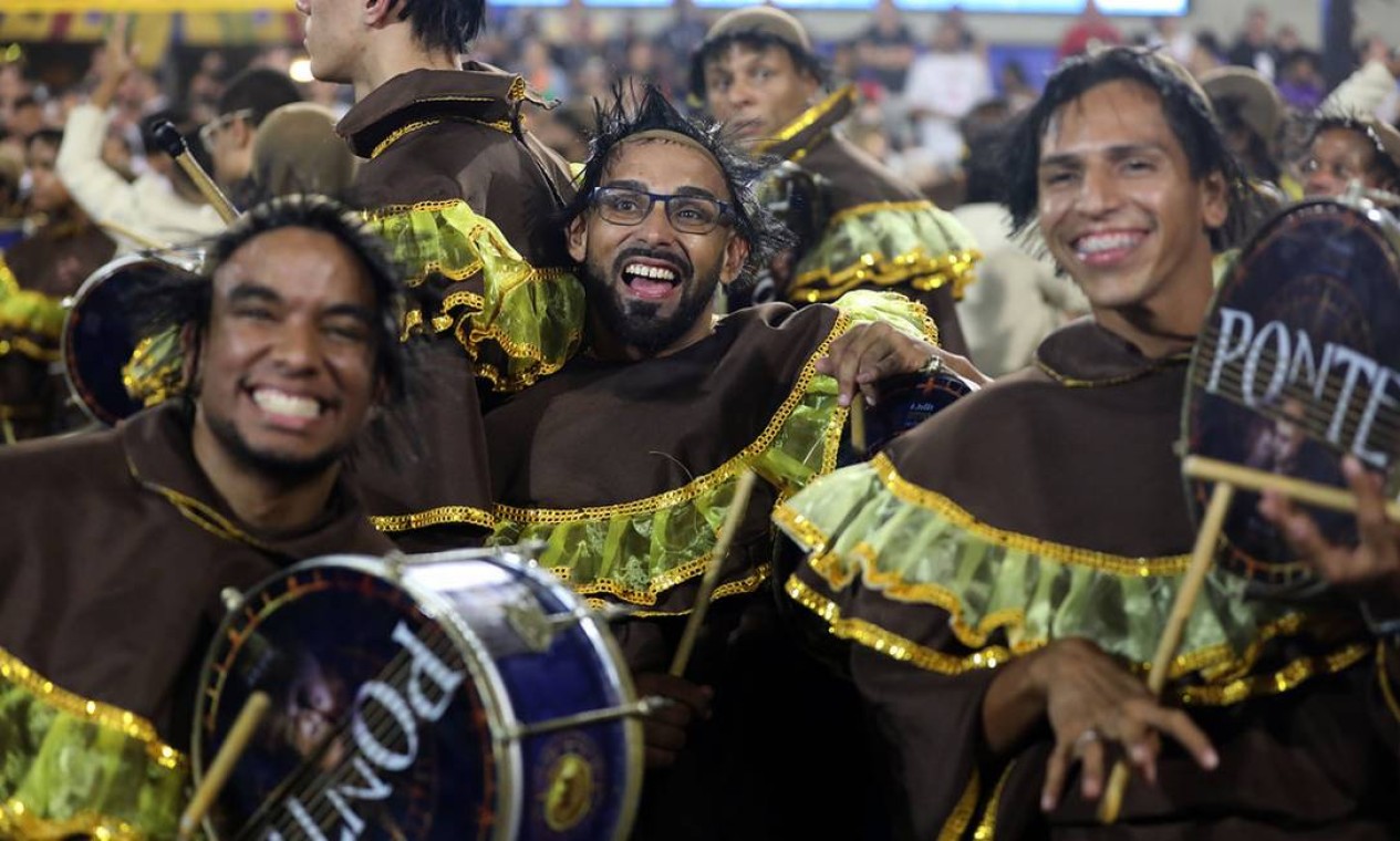 Sorriso no rosto dos ritmistas da Unidos da Ponte Foto: FABIO MOTTA / Fabio Motta / Divulgação Riotur