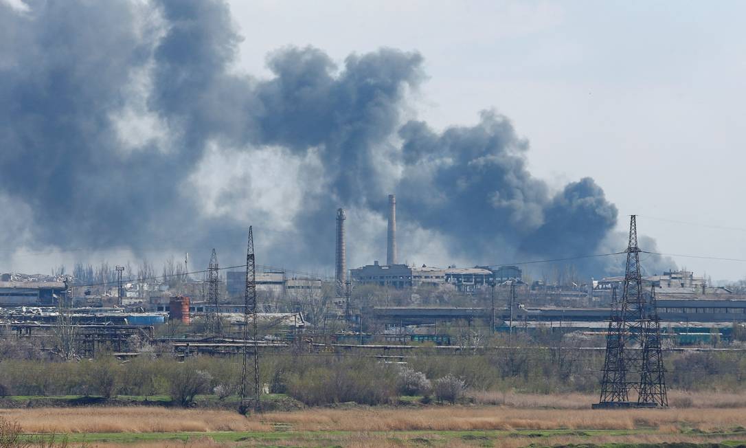 Fumaça saindo da usina siderúrgica de Azovstal, em Mariupol, onde combatentes ucranianos se esconderam na cidade sitiada pelas forças russas Foto: Alexander Ermochenko / Reuters / 20-4-2022