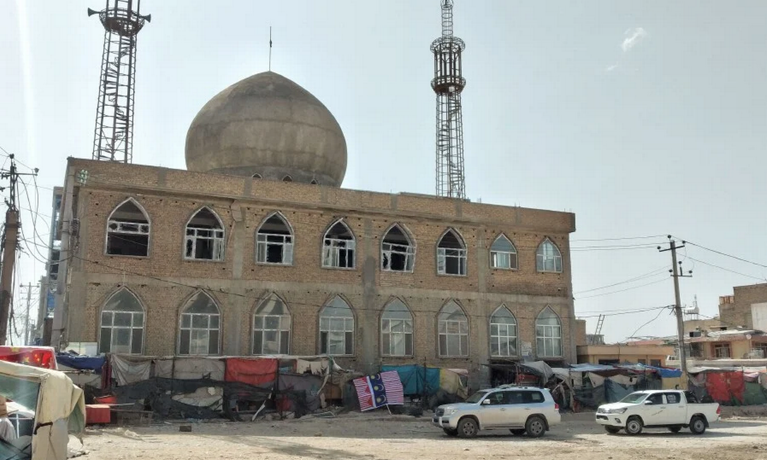 Mesquita xiita após uma explosão de bomba em Mazar-i-Sharif em 21 de abril de 2022. Foto: AFP