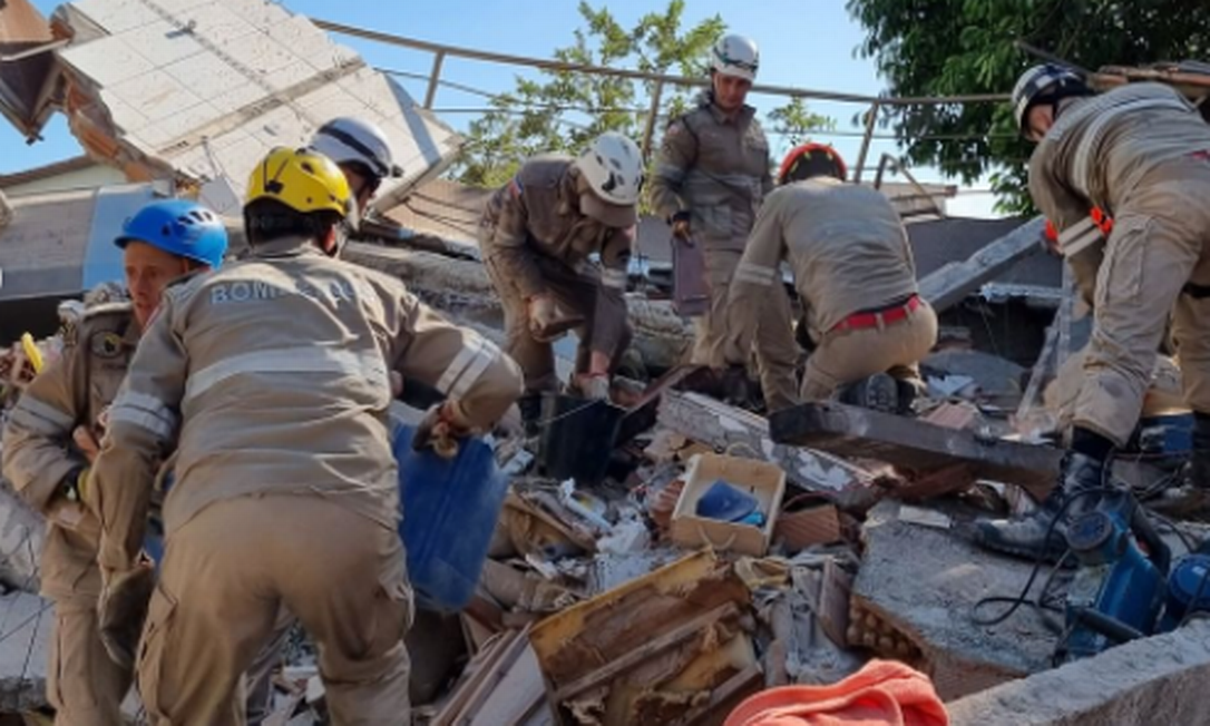 Bombeiros trabalham para resgatar vítimas de desabamento em Vila Velha Foto: Divulgação Bombeiros-ES