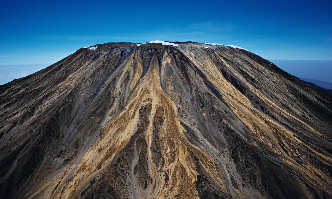 No Dia da Terra, Google alerta para degelo do cume do Monte Kilimanjaron, Tanzânia Foto: Yann Arhtus-Bertrand / Divulgação 