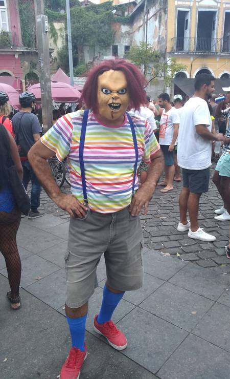 O boneco assassino matou nesta quinta-feira a saudade do carnaval carioca; Roberto Carvalho, de 51 anos, se fantasiou de Chuck no Largo da Prainha, no centro do Rio Foto: O Globo