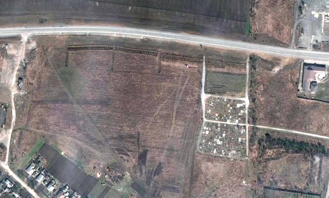 Imagem de satélite mostra o que seriam covas nos arredores de Mariupol Foto: - / AFP